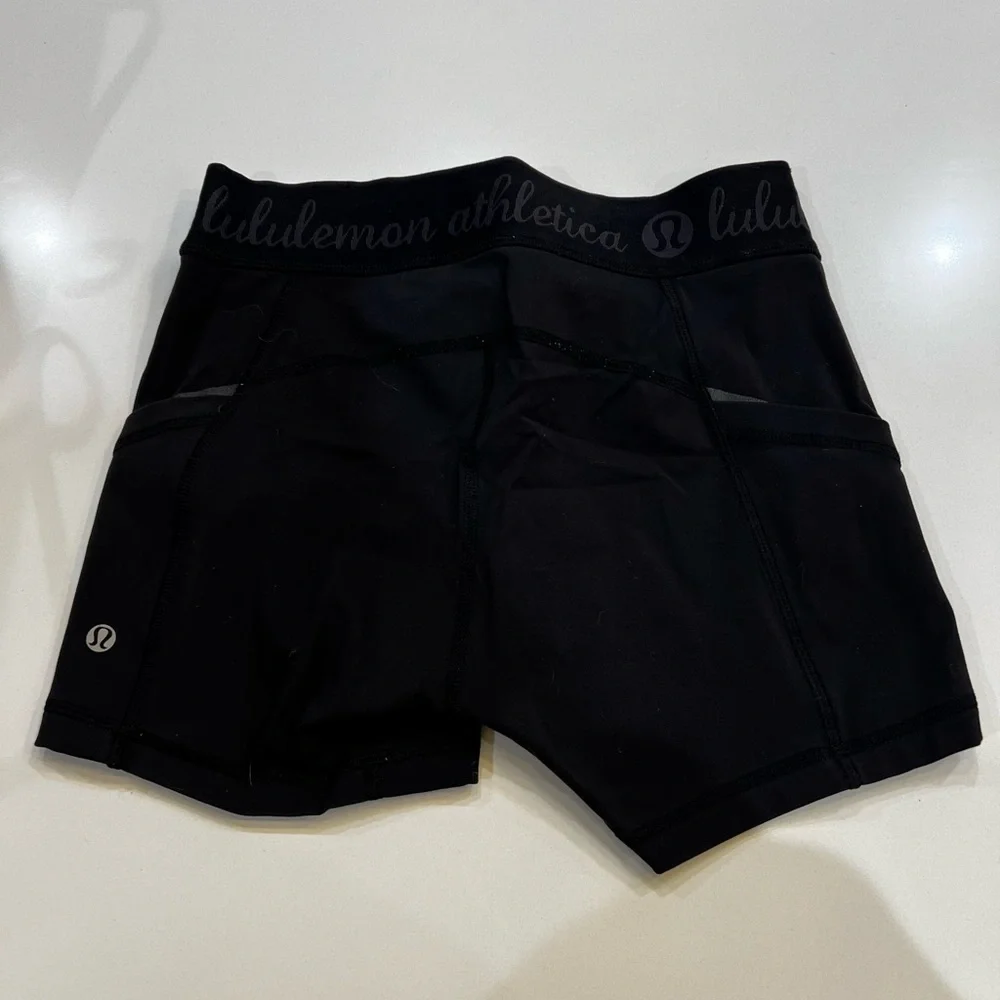 Lululemon Black Shorts Size 4 With Side Pockets - Picture 2 of 3